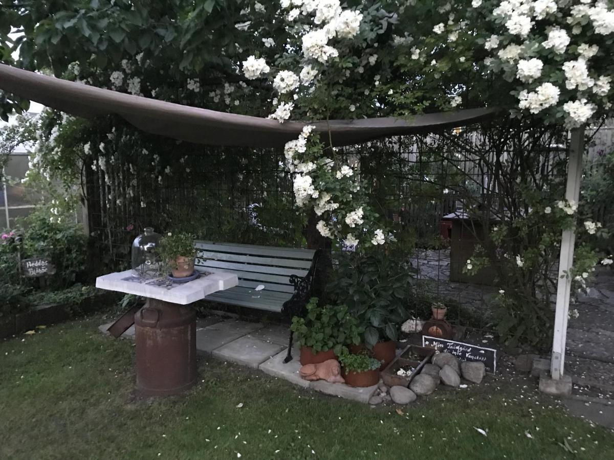 B&B Bland Ormbunkar Och Rosor 팔켄베리 외부 사진